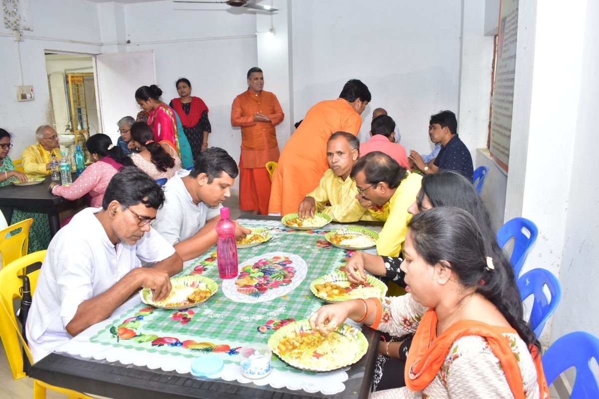 Participants enjoying a sattvic community meal during a spiritual retreat at Kriya Yoga Wellness, Gangasagar